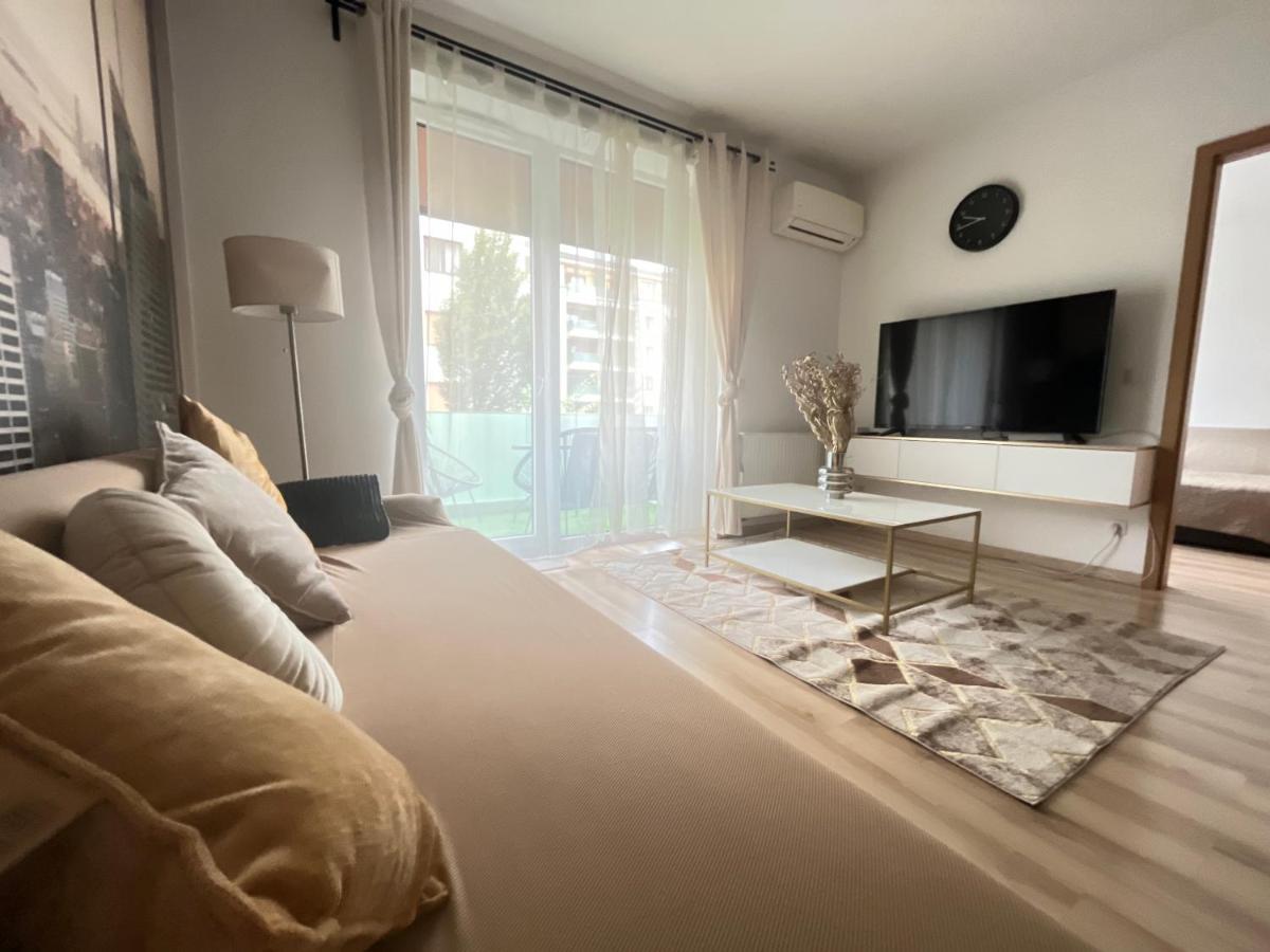 Corvin Promenade Crystal Apartment บูดาเปสต์ ภายนอก รูปภาพ
