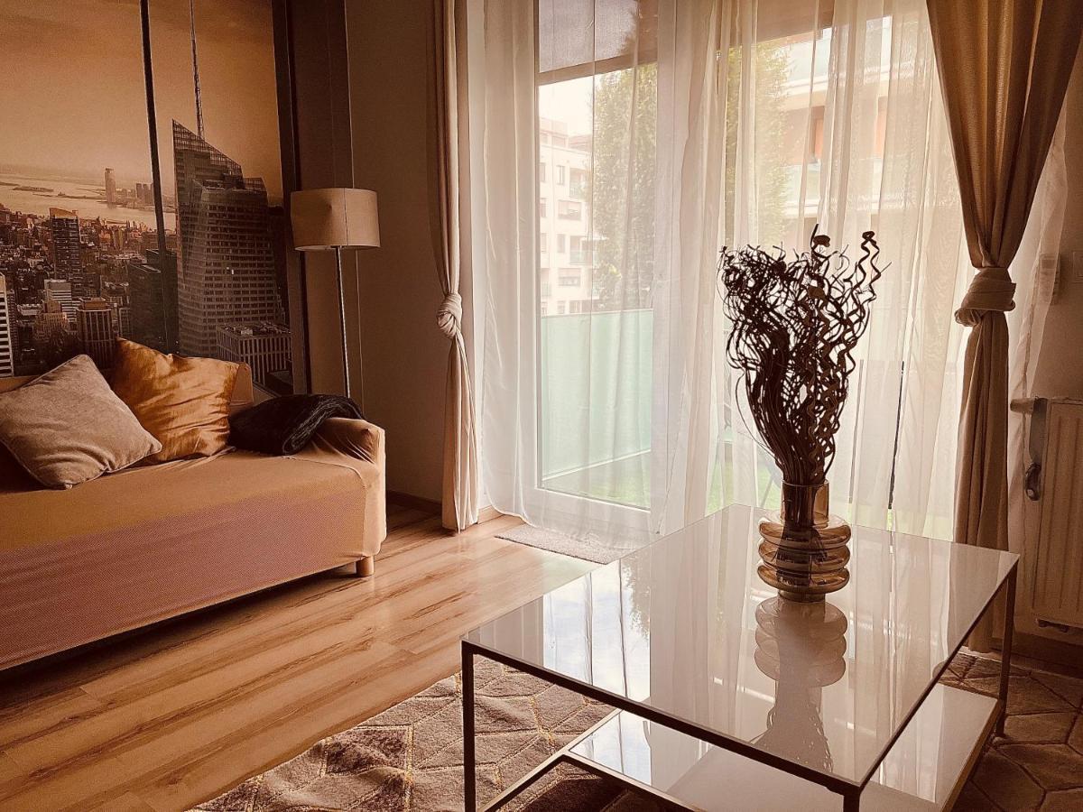 Corvin Promenade Crystal Apartment บูดาเปสต์ ภายนอก รูปภาพ