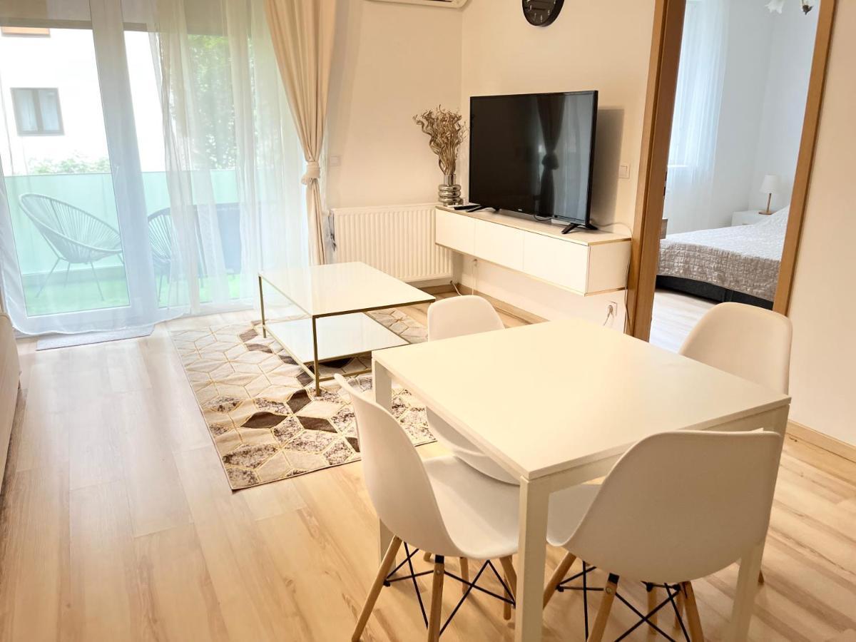Corvin Promenade Crystal Apartment บูดาเปสต์ ภายนอก รูปภาพ