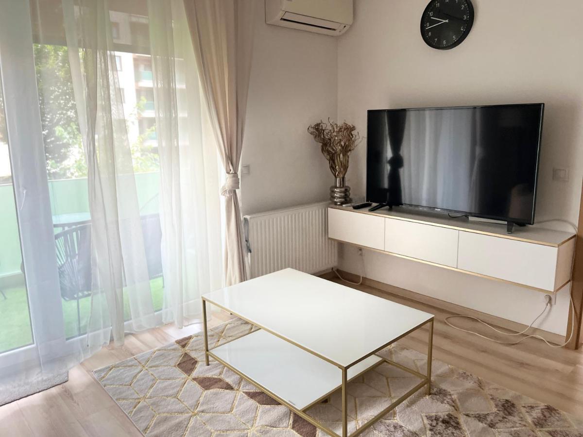 Corvin Promenade Crystal Apartment บูดาเปสต์ ภายนอก รูปภาพ